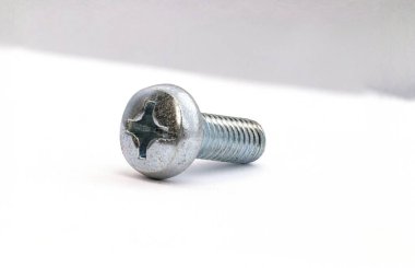 Yuvarlak kafaya metal cıvata. Beyaz arka planda vida. Makro, metalleri kapat.