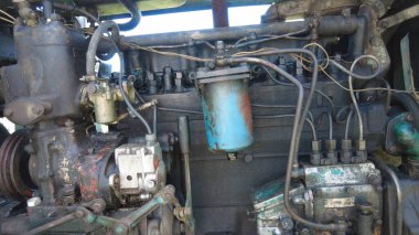 Motor dizel traktörünü ya da ağır tarımsal makineleri kapat, eski detay. Motor çiftlikte çalışıyordu. Tarım ve altyapı taşımacılığı.
