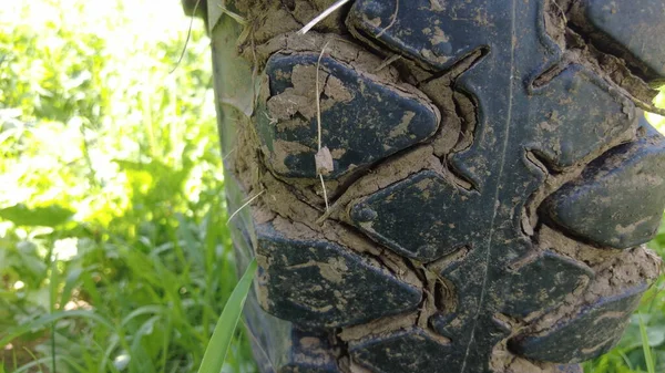 Tractor Sucio Neumático Maquinaria Agrícola Pesada Cerca Textura Sobre Hierba — Foto de Stock