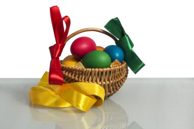 2 arka plan üzerinde renkli şeritler Paskalya sepeti.