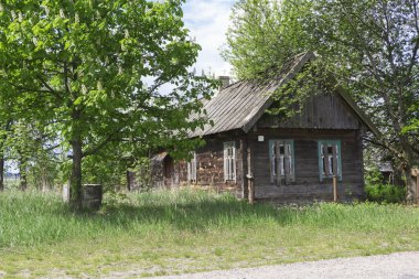 Bir gerçek - hayat devam ediyor bırakarak.