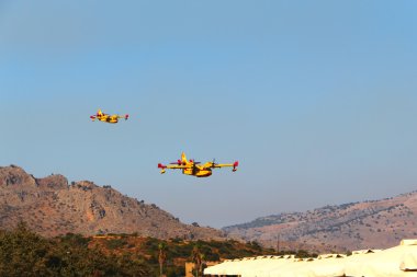 İki uçak uçan turist resort.