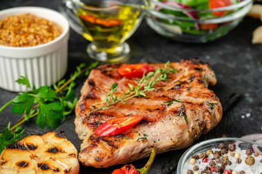 Siyah tahtada acı biberli ızgara biftek. Lezzetli öğle veya akşam yemeği.