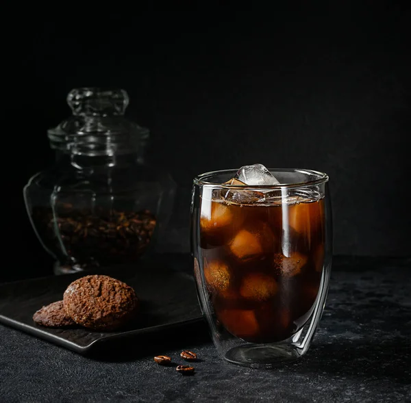 Verre de café américain rempli de glace sur fond de pierre sombre. Boisson rafraîchissante d'été. — Photo