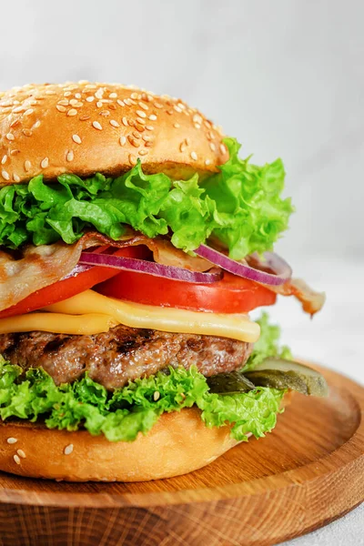 Tahta tabakta ev yapımı hamburgerleri yakın çekim. Fast food konsepti.