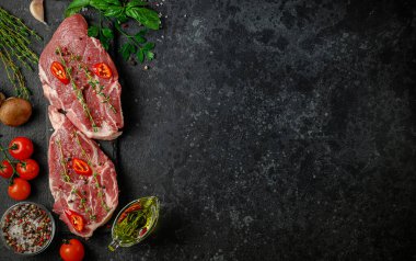 Acı biberli, şifalı ve sebzeli taze domuz bifteği. Üst görünüm, boşluğu kopyala. İtalyan mutfağı