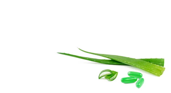 Εναλλακτική ιατρική. Φύλλα αλόης βέρα και πράσινες κάψουλες που απομονώνονται σε λευκό φόντο. Αντιγραφή χώρου. — Φωτογραφία Αρχείου