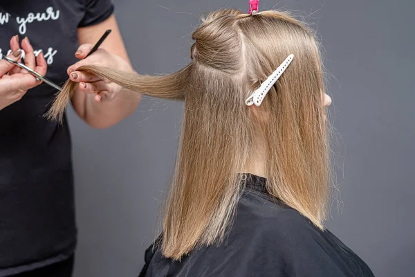 ヘアサロンで若い女の子のための女性のヘアカットプロセス — ストック写真