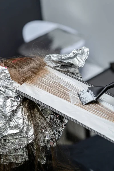 Hair Stylist Applying Bleaching Powder Clients Hair Wrapping Foil Shatush — Stock Photo, Image