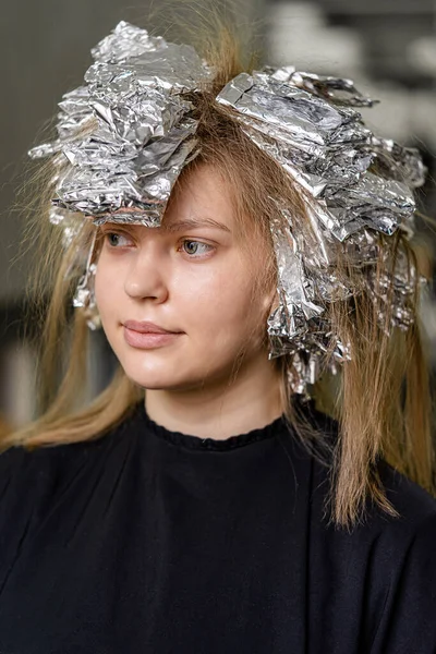 若いモデルの髪に箔 粉砕技術を使用してトレンディーな髪の軽量化 — ストック写真