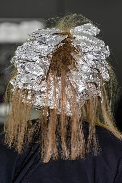Folia Modelkach Włosów Modne Wybielanie Włosów Przy Użyciu Techniki Shatush — Zdjęcie stockowe