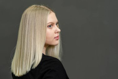 Saç boyama sonucu. Sarışın, düz saçlı..