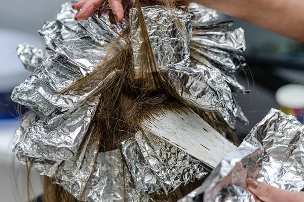 Κομμωτήριο Έλεγχο Μοντέλα Μαλλιών Κατά Διαδικασία Λεύκανσης Λύγισμα Μαλλιών Τεχνική — Φωτογραφία Αρχείου