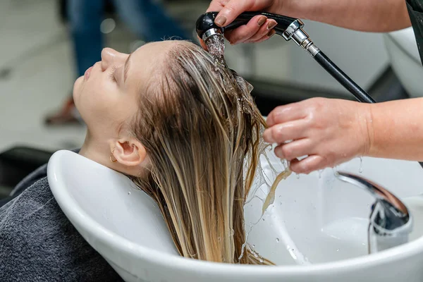 Fryzjer Myjący Włosy Młodej Ładnej Kobiety Salonie Piękności — Zdjęcie stockowe