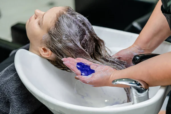 Διαδικασία Λεύκανσης Μαλλιών Στυλίστας Μαλλιών Που Χρησιμοποιεί Μωβ Σαμπουάν Μετά — Φωτογραφία Αρχείου