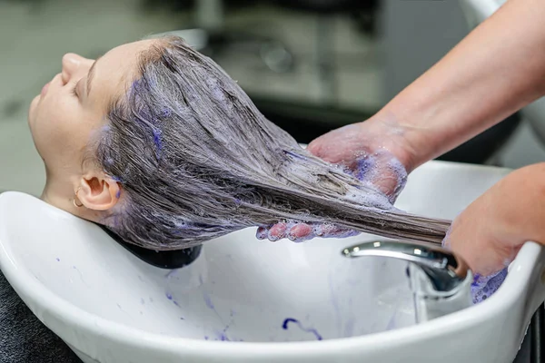 Zestaw Farbowania Włosów Stylista Stosujący Fioletowy Szampon Rozjaśnianiu Włosów — Zdjęcie stockowe