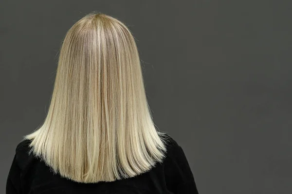 Blond Modell Med Rakt Hår Titta Bakifrån Ljusare Hår Resultat — Stockfoto