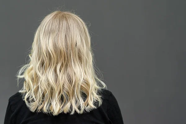 Hair bleaching using shatush technique. Blonde curly hairstyle from behind. Copy space — Stock Photo, Image