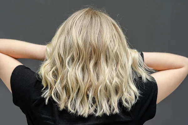 Moderne, trendige Shatush-Technik zum Färben der Haare. Blick von hinten — Stockfoto