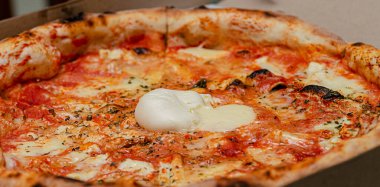 Margarita pizzasına yakın çekim. Geleneksel Napoli mutfağı. Fast food