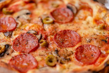 Pepperonili pizzayı kapat. İtalyan fast food, sağlıksız yeme konsepti