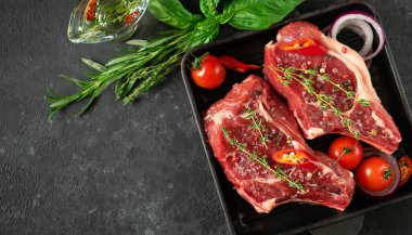 Dana kemikli bilardo topu ve sebze, bitki ve zeytinyağı. Et pişirme. Yukarıdan, boşluğu kopyala.