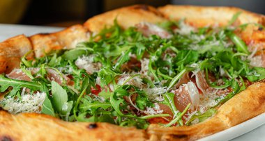 Romen usulü İtalyan usulü roka soslu jambonlu pizza.