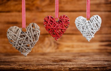 Ahşap arka planda dekoratif kalpler. Tebrik kartı konsepti. Seçici odak