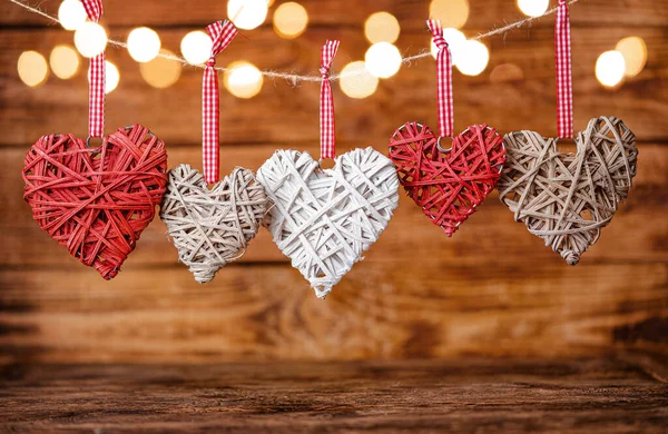 Corazones San Valentín Colgando Una Cuerda Sobre Fondo Madera Espacio — Foto de Stock