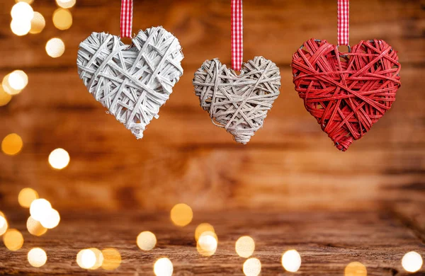 Kırsal ahşap arka planda sevgililer günü kalpleri var. Seçici odak.