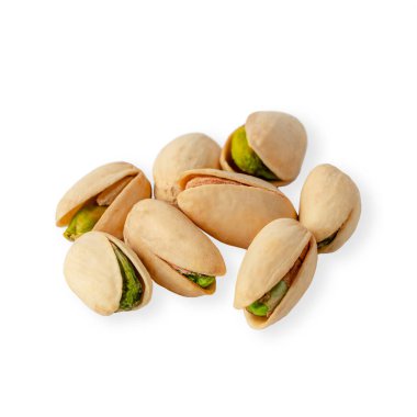 Beyaz arka planda kurumuş fıstıklar var. Üst görünüm