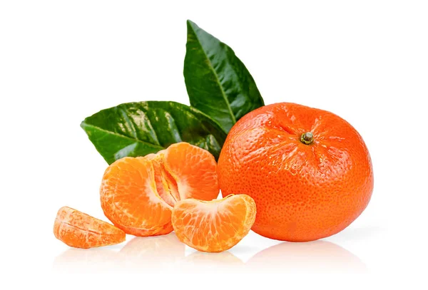 Composition of clementines or mandarines with green leaves isolated with clipping path on white background. — Stock Photo, Image