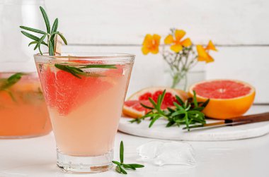 Soğuk limonata greyfurt suyu ve biberiye..