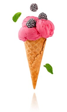 Nane ve böğürtlenli dondurma külahı beyaz arka planda izole edilmiş..