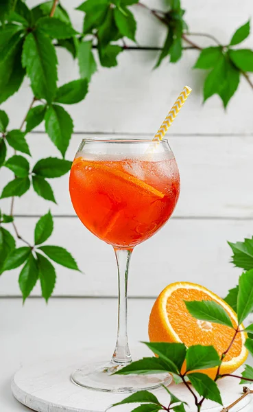 Aperol Spritz Cocktail Mit Orange Auf Weißem Holzhintergrund — Stockfoto