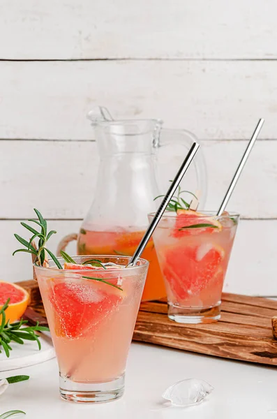 Geeiste Grapefruit Mit Rosmarin Kopierraum Vertikal — Stockfoto