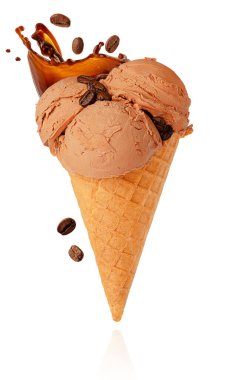 Su sıçratan kahve ve beyaz arka planda izole edilmiş uçan fasulyeli dondurma..