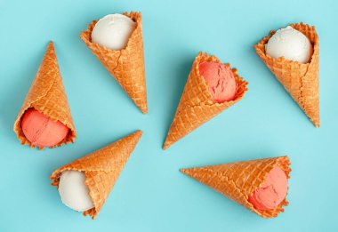 Mavi yaz arka planında renkli dondurma külahları..