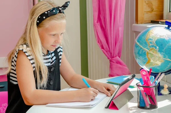 Koncepcja Wychowania Domowego Kaukaska Dziewczyna Uczy Się Online Pisząc Pracę — Zdjęcie stockowe