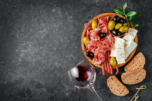 Appetizer Plate Meat Cheese Olives Dark Concrete Background Copy Space — Stock Photo, Image