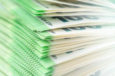 100 Euro 'luk banknot yığını. Soyut arkaplan.