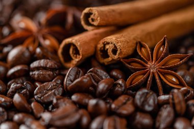 Tarçın çubuklarını yakın çekim ve kahve arkaplanındaki anason yıldızı, boşluğu kopyala.