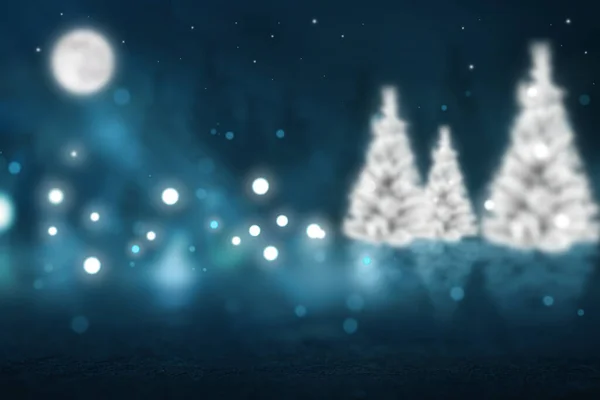 Desfocado fundo brilhante com árvores de Natal e lua. Espaço de cópia. — Fotografia de Stock