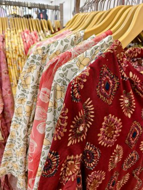 Bir butikte sergilenen pamuk desenli çiçek desenli kurti koleksiyonu