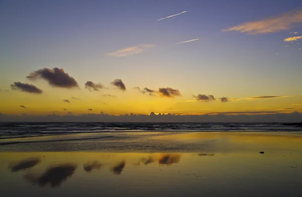 bulutlar plajda yansımaları