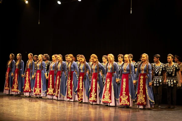 Ermenistan devlet pedagoji Üniversitesi seyirci selamlayan topluluğu