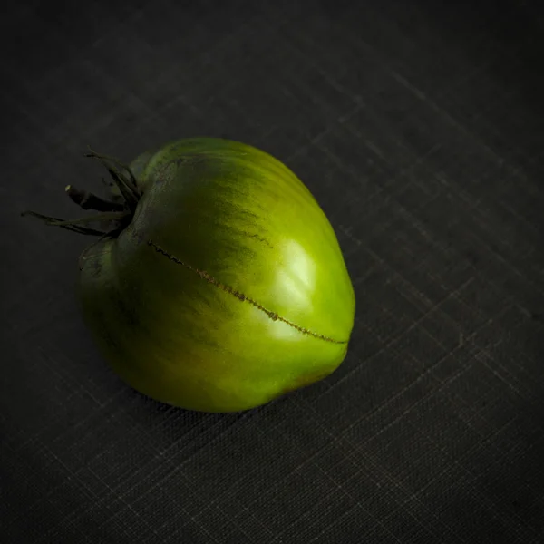 Koyu ahşap masa 7 domatese yeşil sığır eti