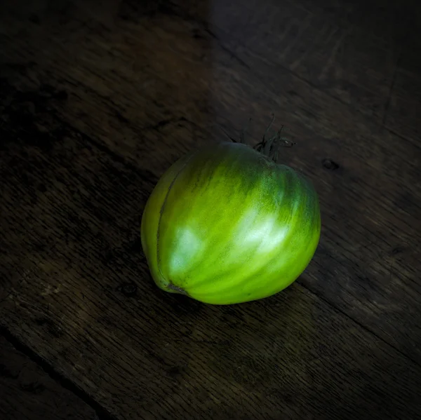 Green beef tomato on a dark wooden table 5 — Stock Photo, Image