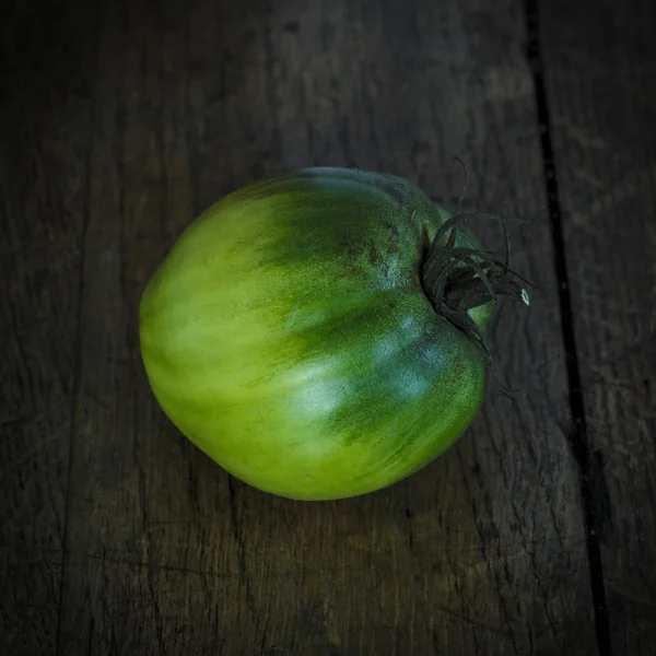 Koyu ahşap masa 4 domatese yeşil sığır eti