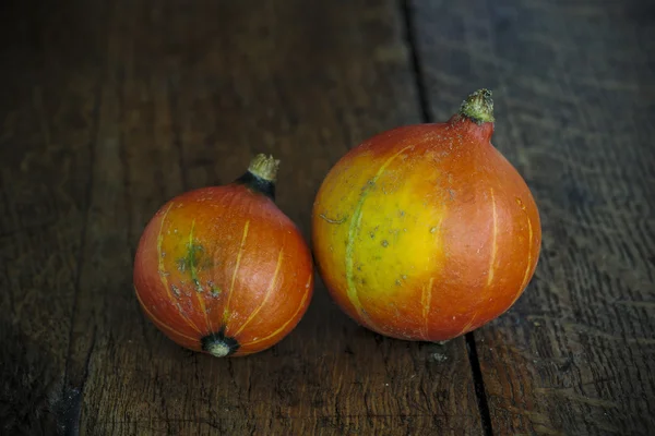 Kırmızı kuri squashes koyu ahşap tablo 2